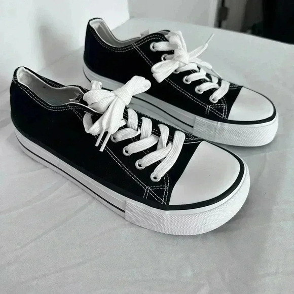 New Slow Man’s women’s fashion shoes Black & White. - Picture 3 of 7